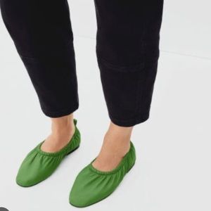 Everlane Scrunch Flat in Green, size 9